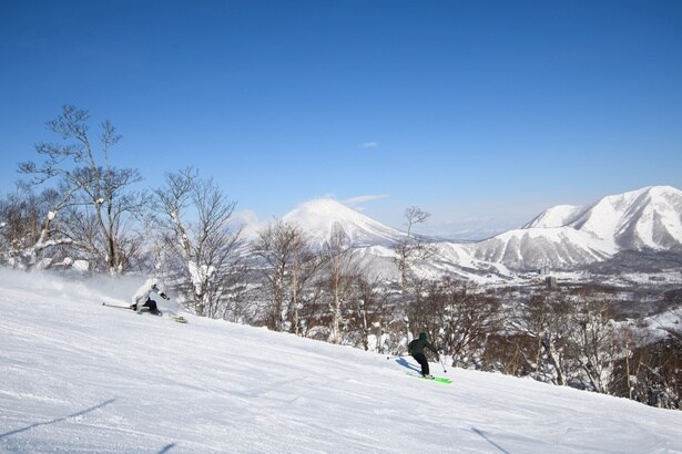 “蝦夷富士”とも称される羊蹄山に見守られながら滑る絶好のロケーション