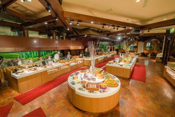 ブッフェ会場には北海道の味覚がずらり。ライブキッチンの演出も食欲をそそる