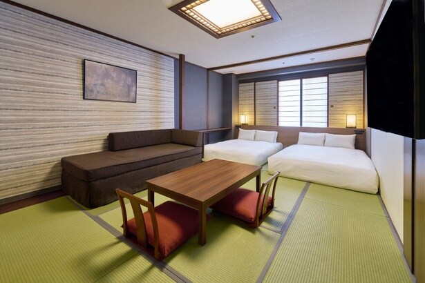 靴を脱いでリラックスできる和室ベッドルームも完備。小さな子ども連れやグループ旅行に人気