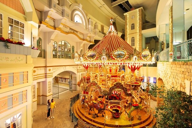 ホテル内にある2階建てメリーゴーランドは、なんと利用無料。SNS映えスポットとしても人気