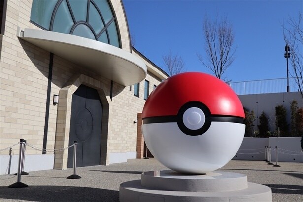セッコク博士研究所前にはモンスターボールの巨大オブジェがある