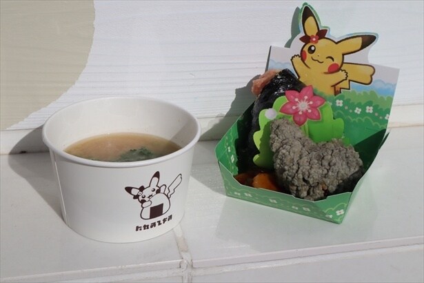 ピカチュウのおにぎりや「おにぎり(めんたいこ＆クリームチーズだし醤油漬け)」(800円)と「具だくさんとん汁」(700円)