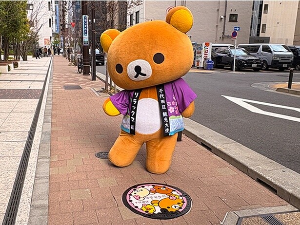 KANDA SQUARE東側の歩道に設置されたデザインマンホール