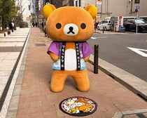 「リラックマ」のマンホールが千代田区に出現！記念スタンプラリーが5月20日まで開催、5周年限定グッズも