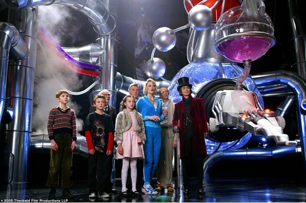 ゴールデン・チケットを手に入れた5人の子どもたちが、謎に包まれた工場へ招待される