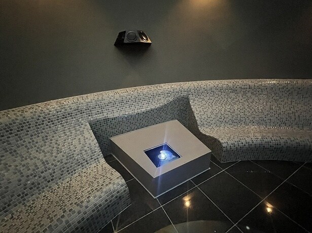 プロジェクターを使って天井に星空や宇宙が映し出される