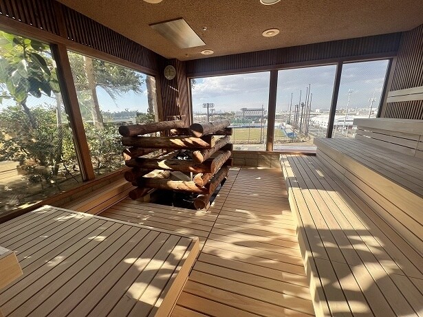 陽の光が差し込む「ビューサウナ」