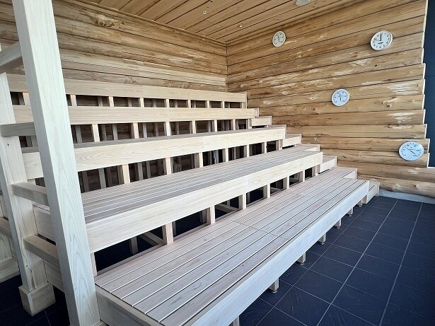 こちらも設定温度は70度。サウナストーブの両脇に広がるようにひな壇が設置されていて、どこに座っても外が見渡せる。もともと、そこまで熱い！という感じではなく、この開放感と外の景色でゆっくり入っていられる。