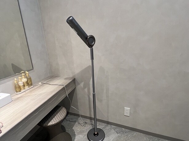 手ぶらで使えるドライヤーはロングヘアや子どもの髪を乾かすのに便利