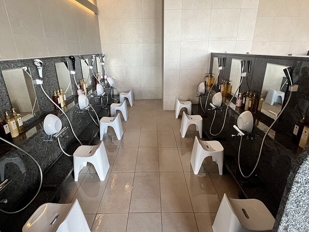 サウナや湯船に入る前には、髪と体を洗ってきれいにしよう