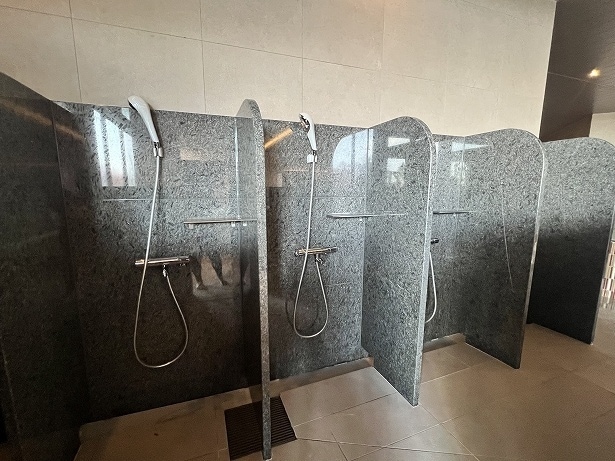 サウナ後の汗を流すシャワーブースにはリファのシャワーヘッドが