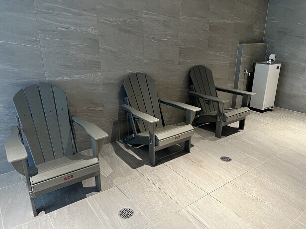 「フィンランドサウナ」の前にウォータークーラーとととのい椅子が並ぶ