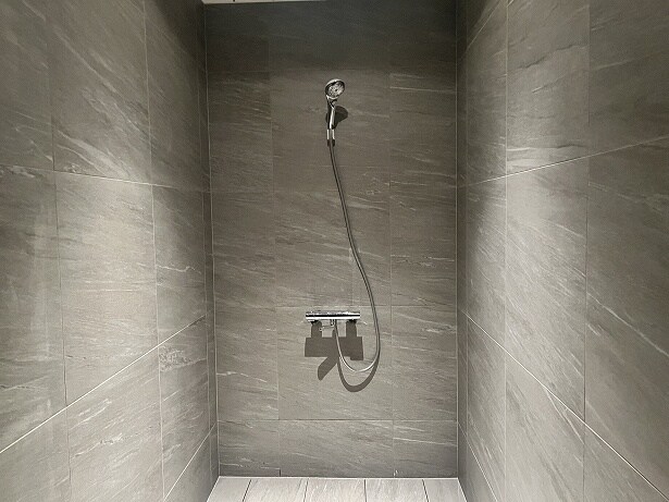 「フィンランドサウナ」エリアにもシャワーブースがある