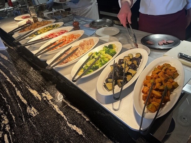 レストラン「LEVANTINA」はビュッフェスタイル