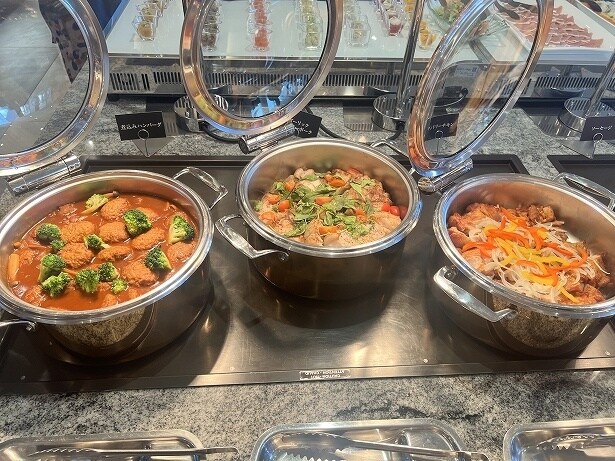 ボリュームあるおかずも好きなだけ食べられる