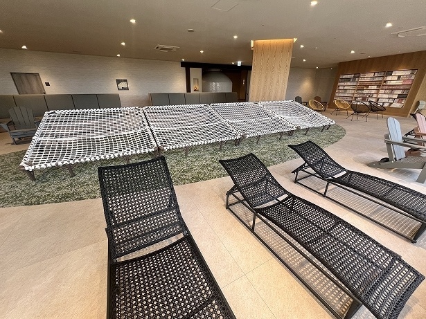 ネットの上に座ったり、横になったりして過ごせる