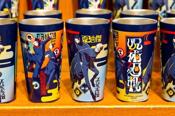 ステンレスタンブラーは保温保冷機能付き。1年ズをひっくり返せば、五条&夏油もデザインされている