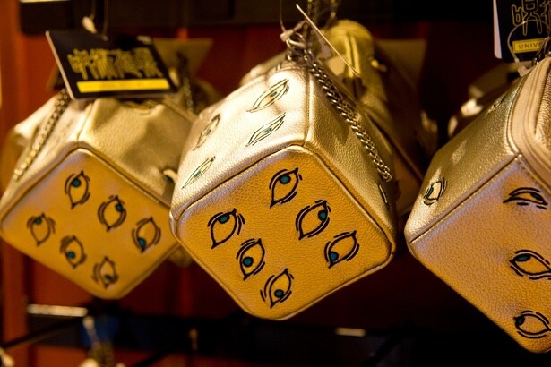 インパクト抜群、獄門疆のポーチ。つい、中を確認したくなる