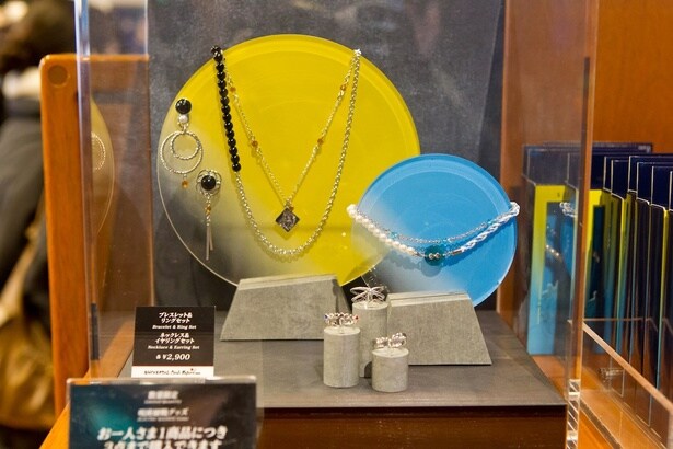 夏油のネックレス&イヤリングセット(左)、五条のブレスレット&リングセット(右)