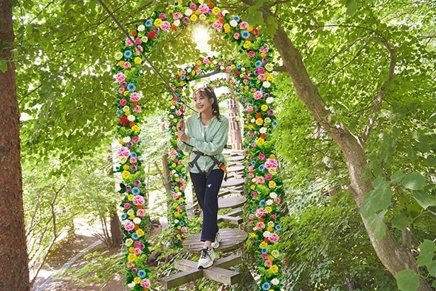 【写真】花のアーチをくぐり抜け、春の訪れを全身で感じられるアクティビティ「花咲く森の空中散歩」
