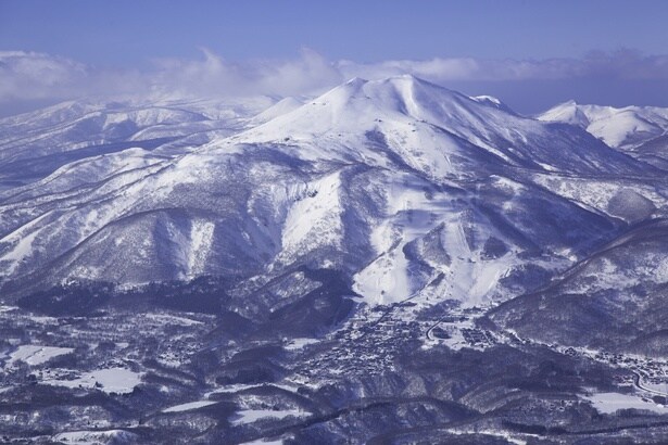 「ニセコ東急 グラン・ヒラフ」は、標高1308メートルの主峰「ニセコアンヌプリ」の広大な裾野に広がる
