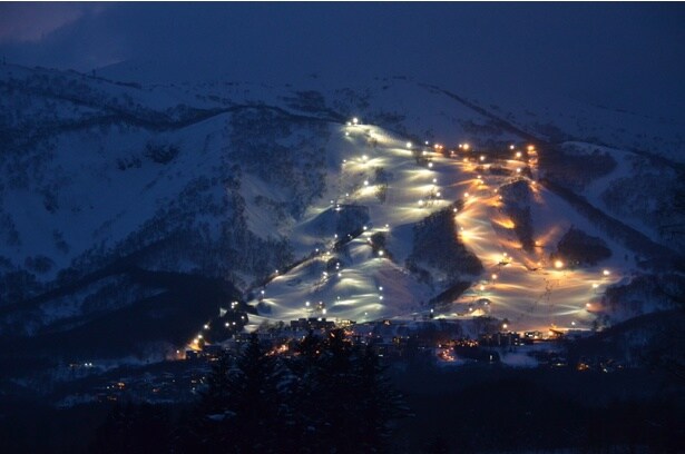 幻想的な照明に照らされたコースで、たっぷりとパウダーを楽しめる