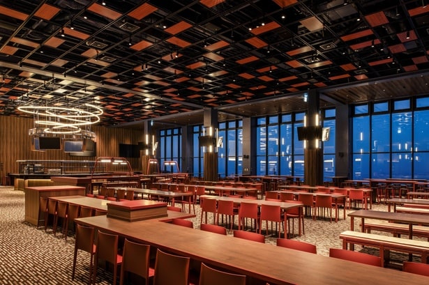 ゲレンデにあるレストランとは思えないゴージャスな雰囲気