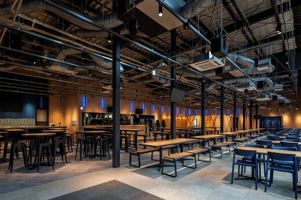 広々とした開放的な店内。滑ったあとに仲間と集まり、その日のライディングについて語り合うのにぴったりの場所だ