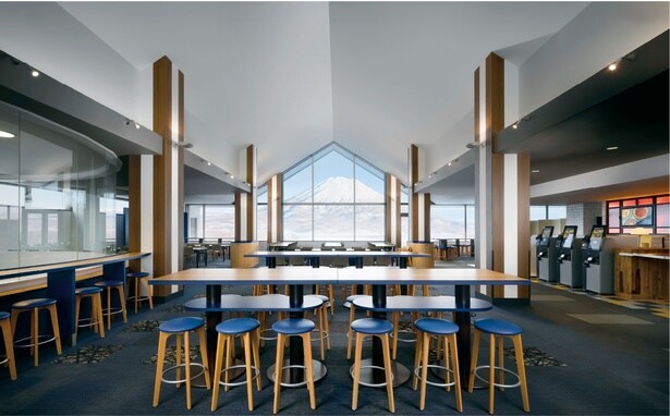 大きな窓からゲレンデが見渡せる「sanshoku」