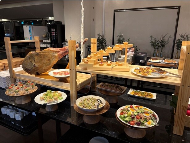 夕食は北海道の味覚が並ぶブッフェスタイル