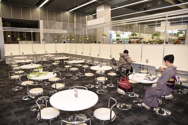 カフェコーナーも営業中