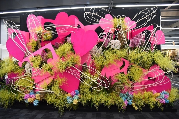 「フラワーアーティストの世界」に展示された假屋崎省吾さんの作品