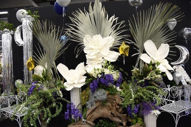 「フラワーアーティストの世界」に展示された志穂美悦子さんの作品