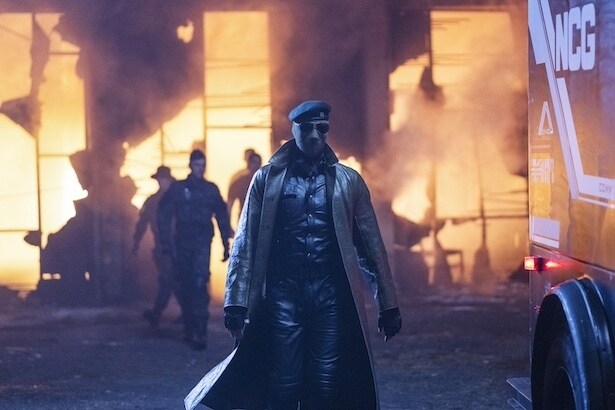 ハンターたちの冷酷なリーダーで、ミステリアスなマスクが印象的なマコーン(リー・ペイス)