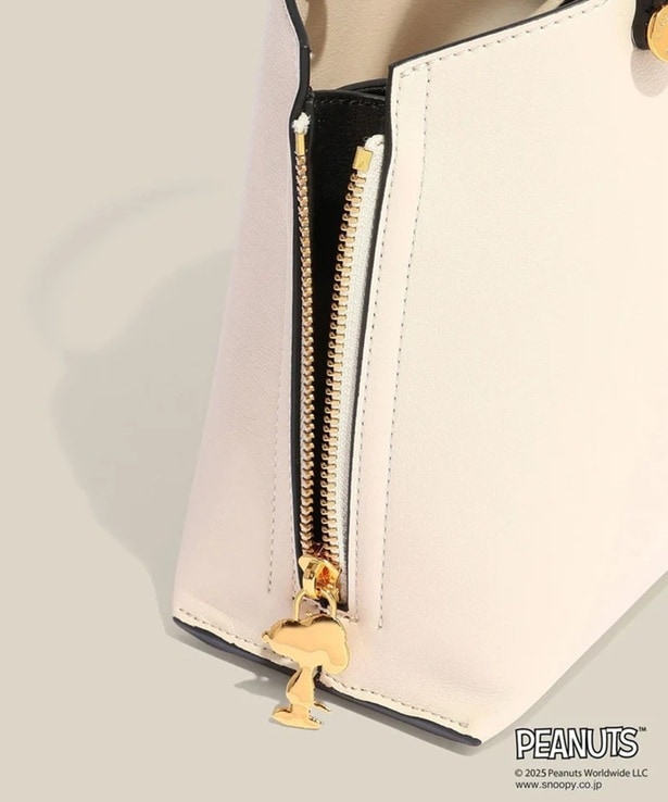 サイドジップを開けるとコンビネーションカラーがお目見え