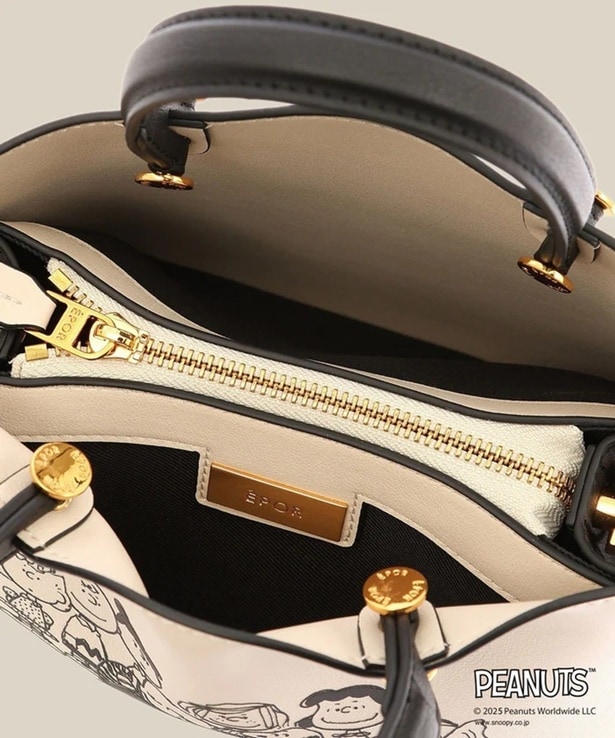 内側には仕切りやポケットを完備。ゴールドの金具が高見えポイント