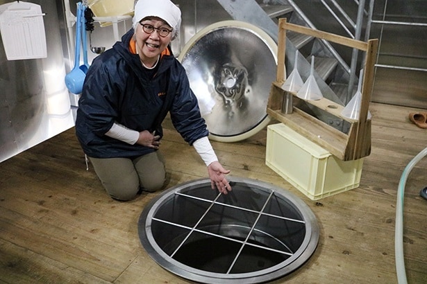 10代目蔵元で総杜氏の松浦素子さんの案内で、発酵タンクの見学