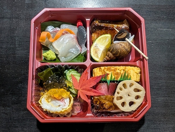 鳴門鯛のお造りにあずき貝、阿波地鶏炭火焼き、鳴門金時など、徳島食材の肴がぎっしりと詰まった「阿波肴箱」