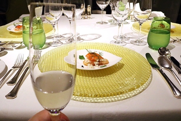 前菜の「サーモンとクリームチーズのカナッペ トリュフのエクラゼ」。合わせる日本酒は「鳴門鯛 純米吟醸 うすにごり生酒 凛」