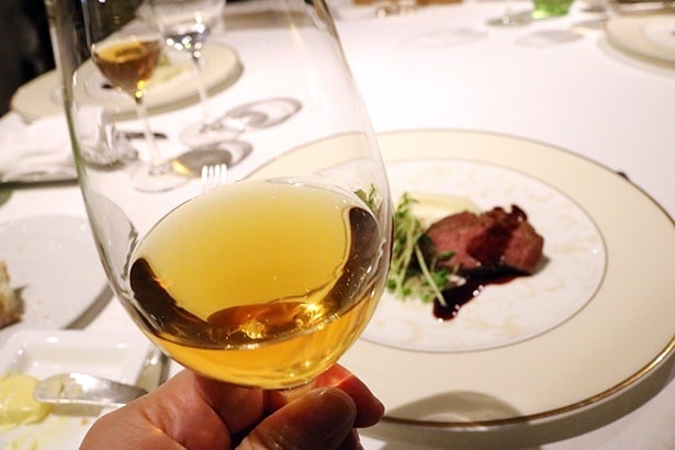 30年熟成させた「鳴門鯛 純米吟醸原酒 大古酒」は、ウイスキーのような琥珀色