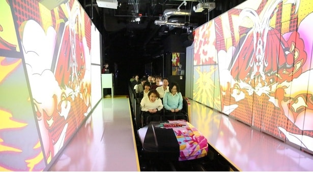 前後両方楽しめる屋内コースター「バックダーン」