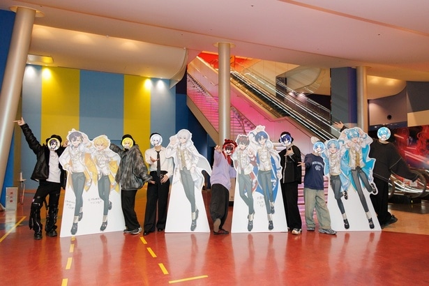 「ファンの方に喜んでほしい…！」とメッセージやサインをフォトパネルに書き込んでいました！(※フォトパネルはコラボアトラクションの周辺に設置中です)