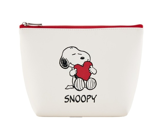 ホワイトのポーチには、赤いハートをぎゅっと抱きしめたスヌーピーをデザイン
