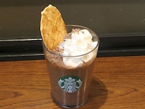 【スタバ新作】バレンタイン第2弾で“極上の体験”！「カカオ エスプレッソ アフォガード フラペチーノ」が新登場