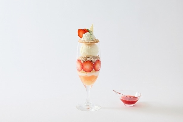 「chano-ma」の「いちごのホワイトショコラパフェ～ごろっといちごソース添え～」(1400円)