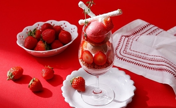 「ホテルニューグランド」コーヒーハウス ザ・カフェの「Yokohama Strawberry Festival 2026 ザ・カフェで楽しむいちごパフェステイ」