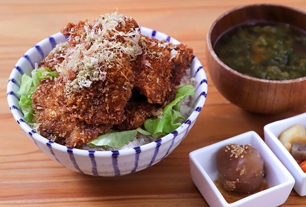 MUS MUS「奥井海生堂のふりかけのせソースカツ」