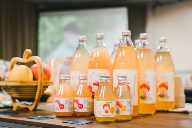 【写真】太陽の光とたくさんの葉っぱで栄養と甘味を限界まで注ぎ込まれたりんごを使用した「りんごジュース」