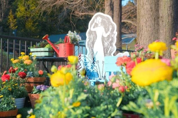 【写真】色とりどりのアイスチューリップと物語のキャラクター装飾が並ぶ、ムーミンバレーパーク「入り江のテラス」の昨年度実施イメージ