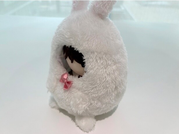 おしり部分にビーズが詰まっており、自立が難しいぬいぐるみを安定的に“おすわり”させることができる